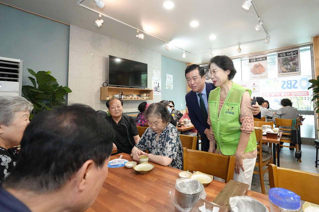 여름철 어르신 건강기원 삼계탕 나눔행사(하계1동자원봉사캠프) - 7