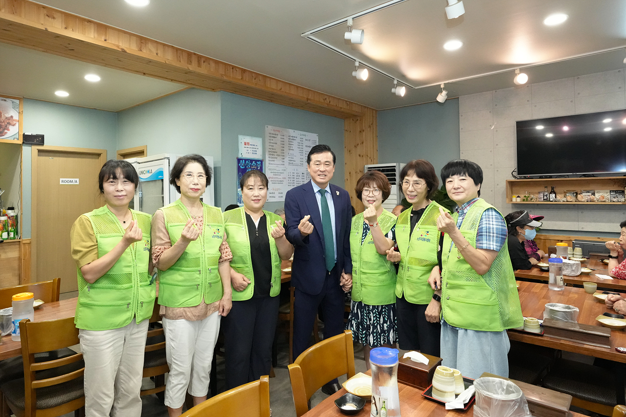 여름철 어르신 건강기원 삼계탕 나눔행사(하계1동자원봉사캠프) - 9