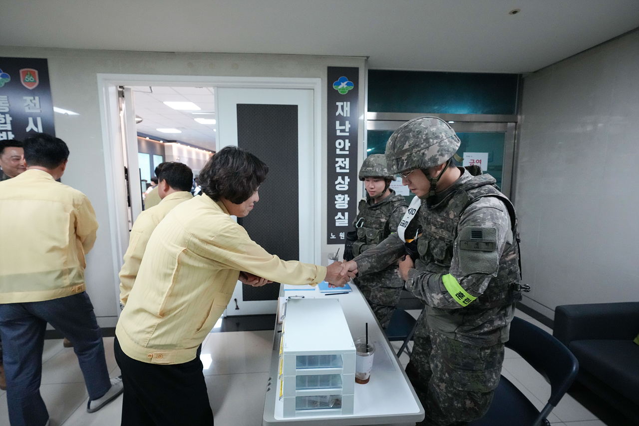 의장단 을지연습 종합상황실 격려 방문 - 1