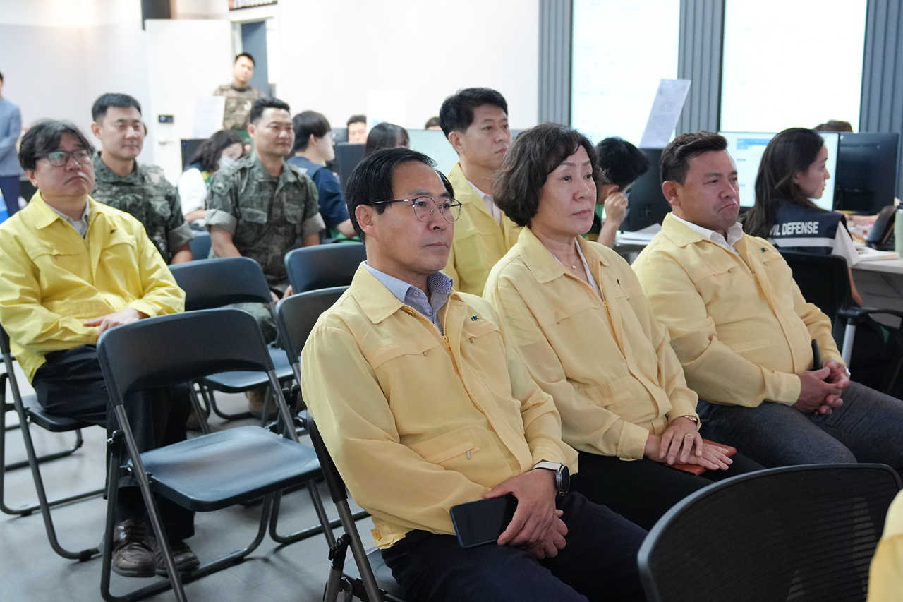 의장단 을지연습 종합상황실 격려 방문 - 2