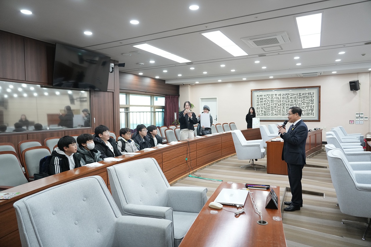 수락초 의회 본회의장 방문 - 1