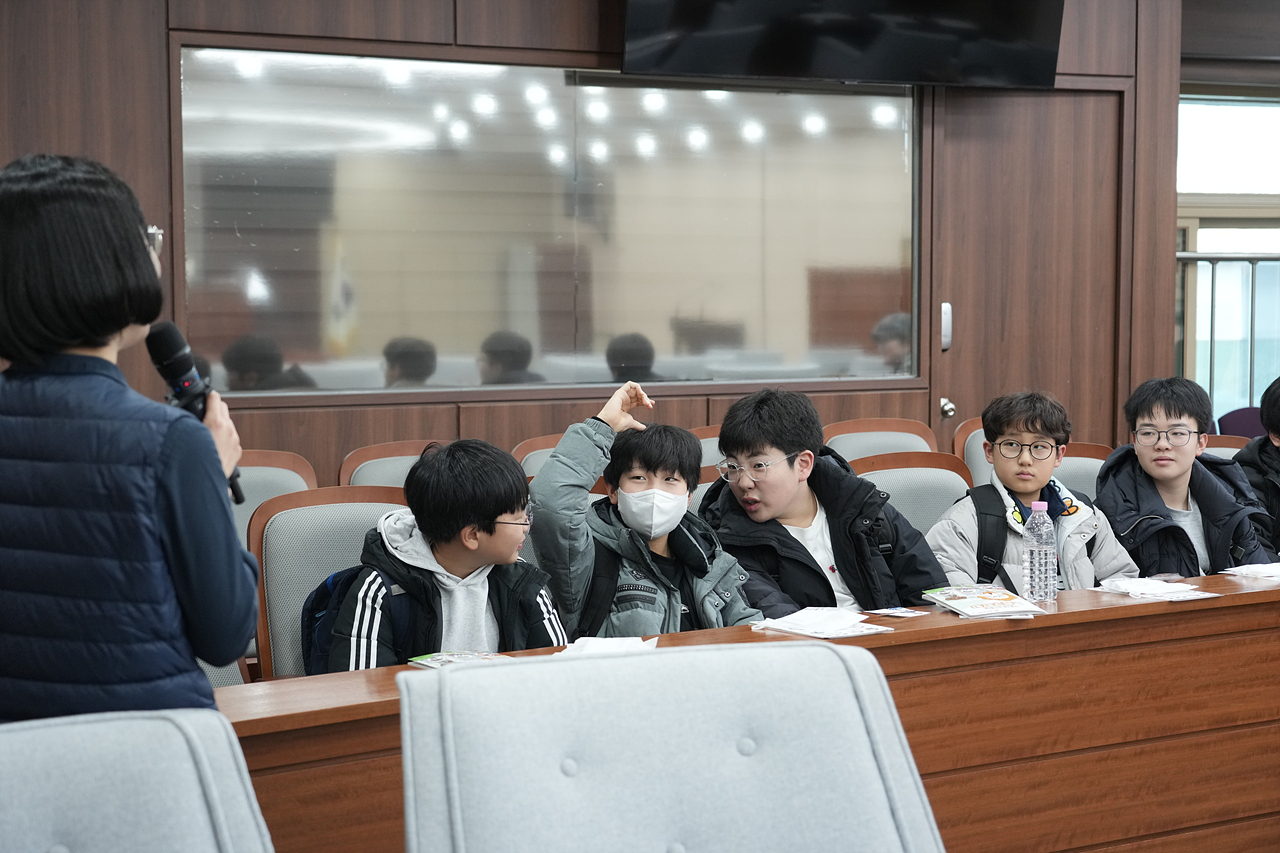 수락초 의회 본회의장 방문 - 10