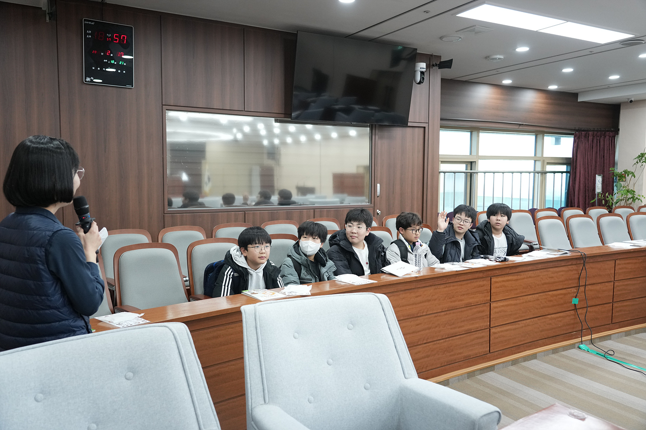 수락초 의회 본회의장 방문 - 9