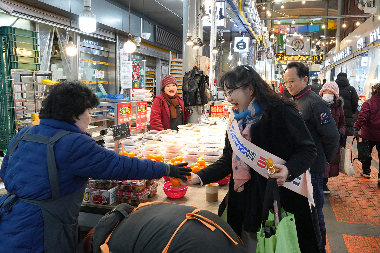 설맞이 의회 전통시장 장보기 행사(공릉도깨비시장) - 10