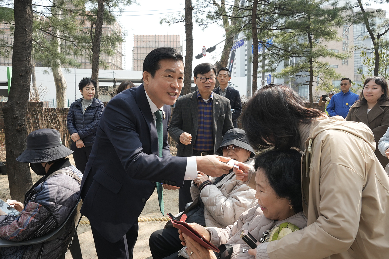 주민 참여 100만그루 나무심기 행사 - 2