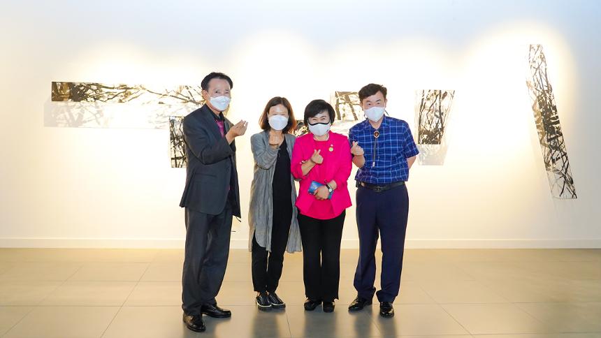 권정아 초대전(차원의 경계)